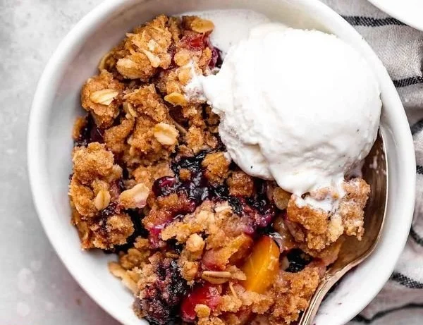 Blaubeer-Pfirsich-Crumble